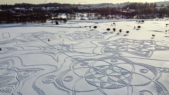 Un disegno di impronte nella neve ideato da Janne Pyykkö a Helsinki