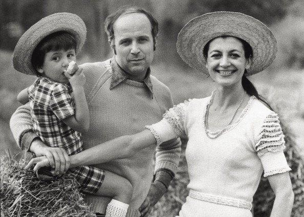 Carla Fracci con il figlio Francesco e il marito Beppe Menegatti nel 1973