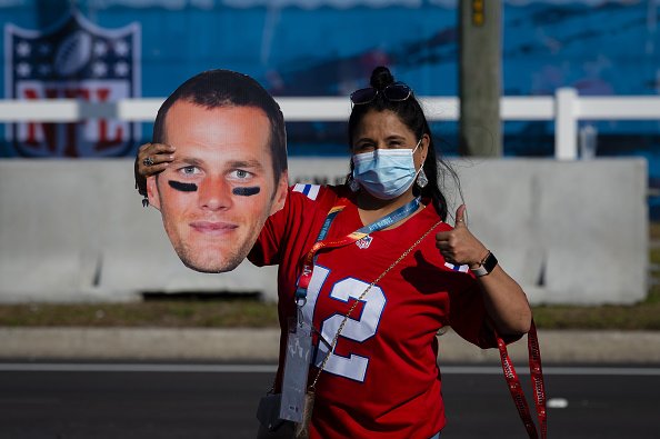 Una fan con una sagoma del volto di Tom Brady