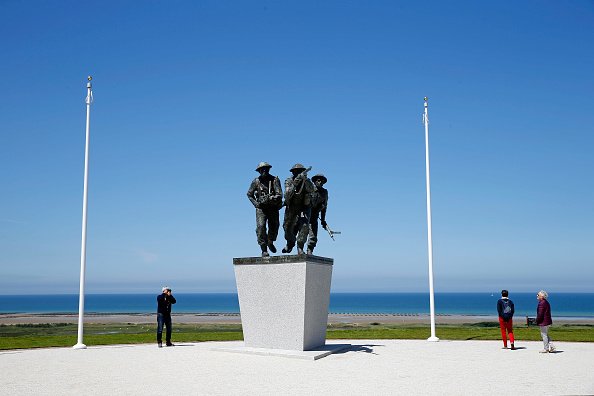 Alcune persone in visita la Memoria della Normandia