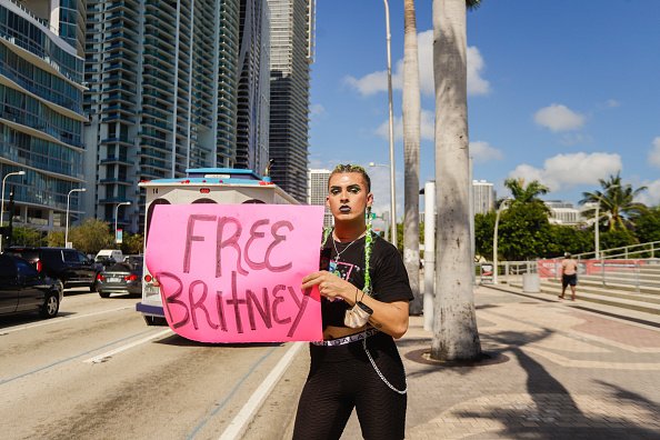 Un fan di Britney Spears durante una protesta #FreeBritney