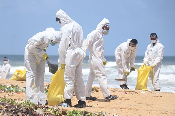 L'esercito dello Sri Lanka rimuove i detriti sulla spiaggia di Moratuwa