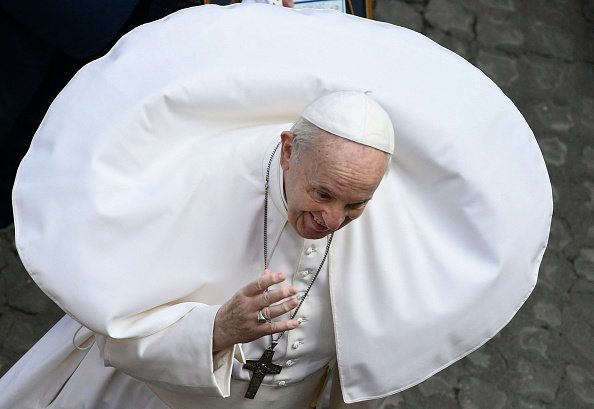 Papa Francesco durante la sua udienza generale settimanale all'aperto