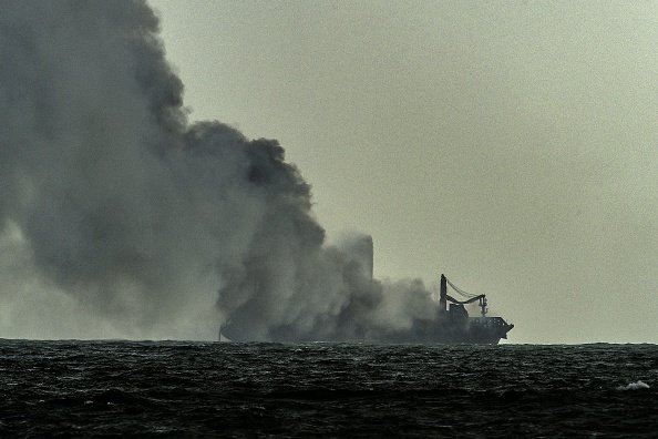 La nave MV X-Press Pear brucia per il nono giorno consecutivo al largo del porto di Colombo dello Sri Lanka