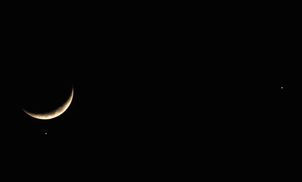 Venus aligns with the moon