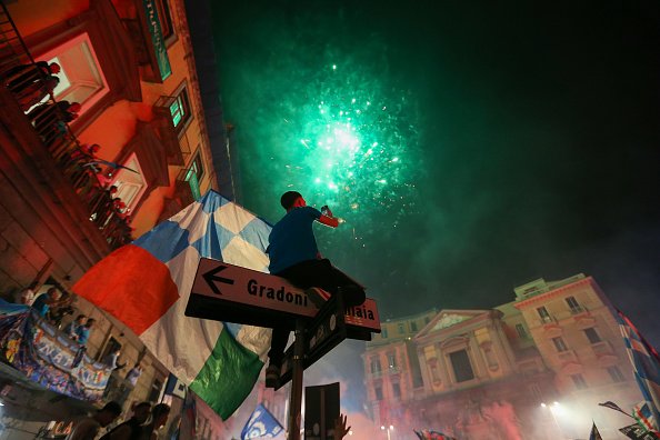 I tifosi del Napoli festeggiano la vittoria del campionato italiano