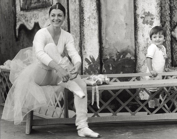 Carla Fracci e il figlio Francesco, al Castello Sforzesco di Milano, 1973