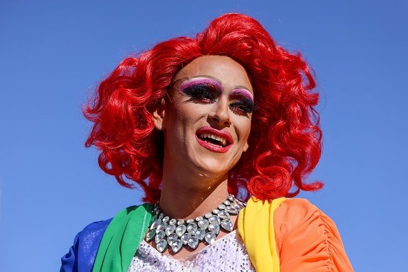 Una drag queen alla parate del Pride a Gerusalemme