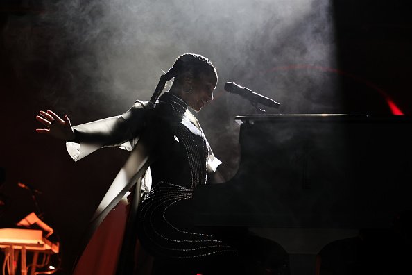Alicia Keys kicks off tour - cover