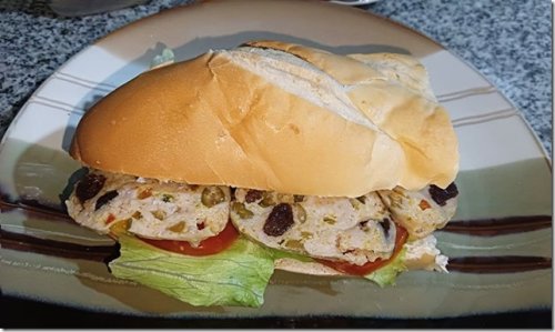 Affettati di pollo in panino, una ricetta facile, sostanziosa e gustosa.