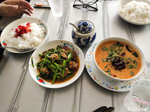 Il paradiso dei buongustai! Cremoso Tom Yum Seafood e croccante