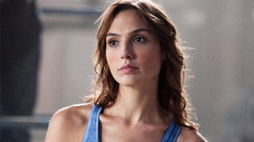 See Gal Gadot Relaxing In Very Short Shorts