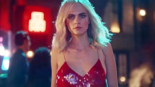 See Cara Delevingne Show Off Her Cleavage In Wide Open Sexy Top Flipboard 7515