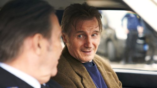 Gemeinsam mit den Söhnen lachen: Darum beerbt Liam Neeson im „Nackte Kanone“-Reboot Leslie Nielsen