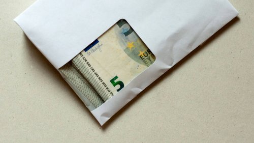 Tausende Menschen bekommen aktuell Geld per Post geschenkt – das steckt dahinter