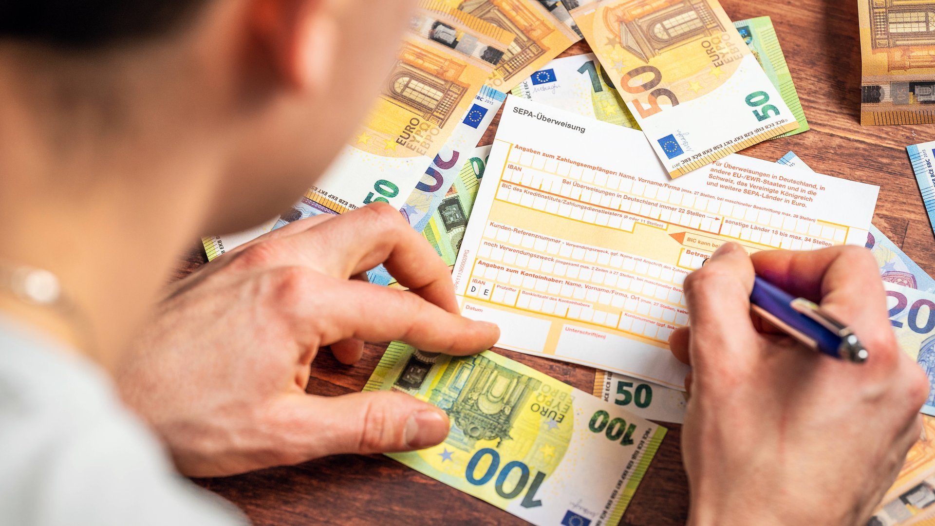 Achtung bei Überweisungen: Mit „Kokain und Plutonium“ setzt ihr euer Bankkonto aufs Spiel