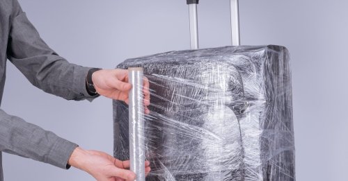 Flughafen: Plastikfolie um Koffer – warum macht man das?