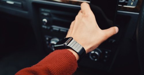 Smartwatch am Steuer: Viele Autofahrer unterschätzen die Gefahr