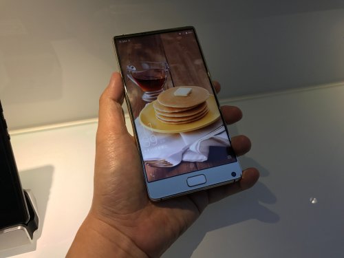First Real Photos of the Golden Elephone S8 Bezel-less phone