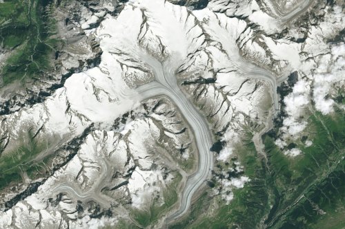 Before-and-After Satellite Images Show Upsetting Glacier Loss in Swiss Alps