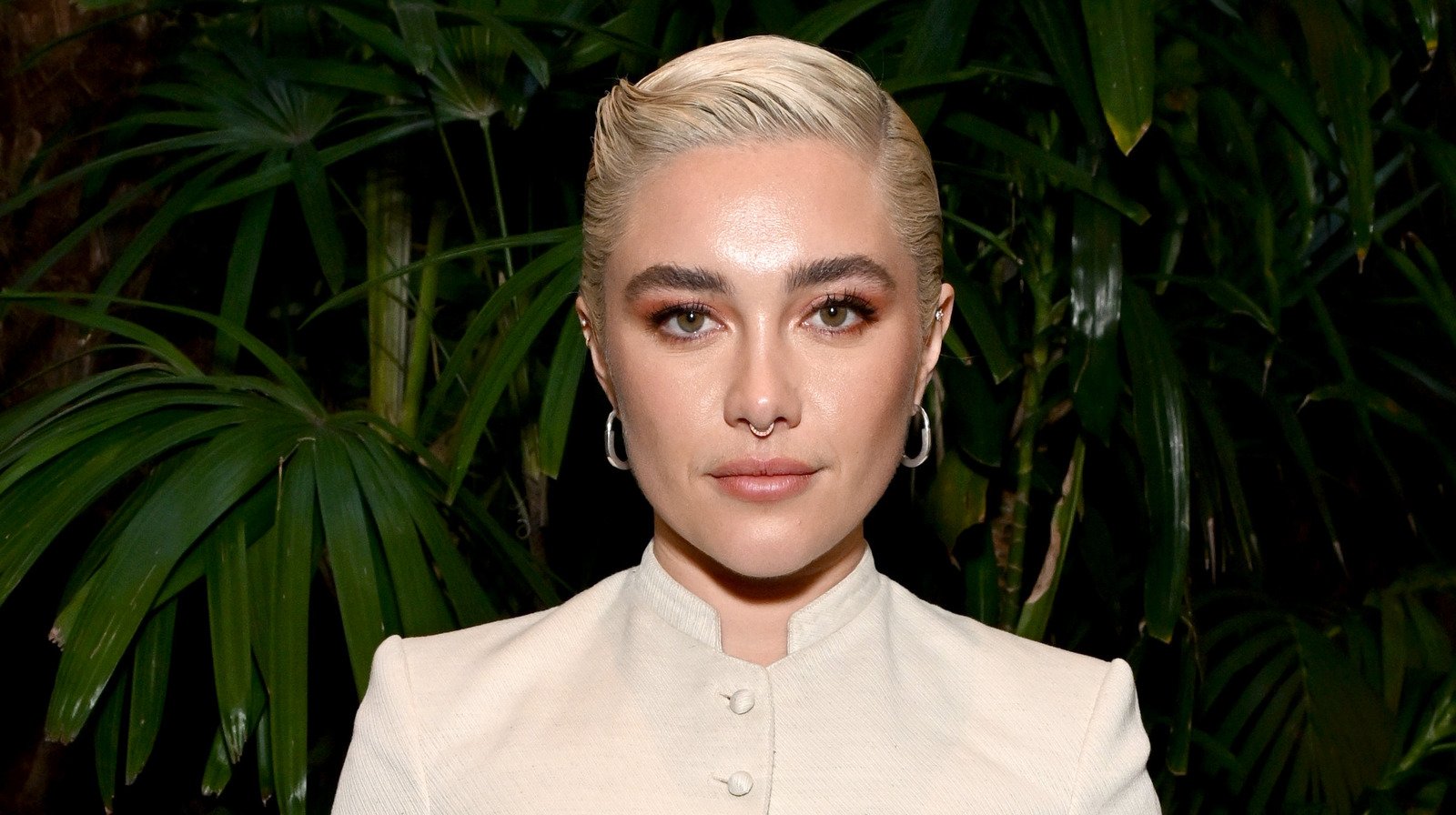 Florence Pugh's Favorite Books Are Iconic Modern Classics - Glam