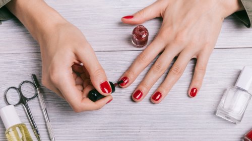 Tips That Will Make Painting Your Nails With Your Non-Dominant Hand A Breeze