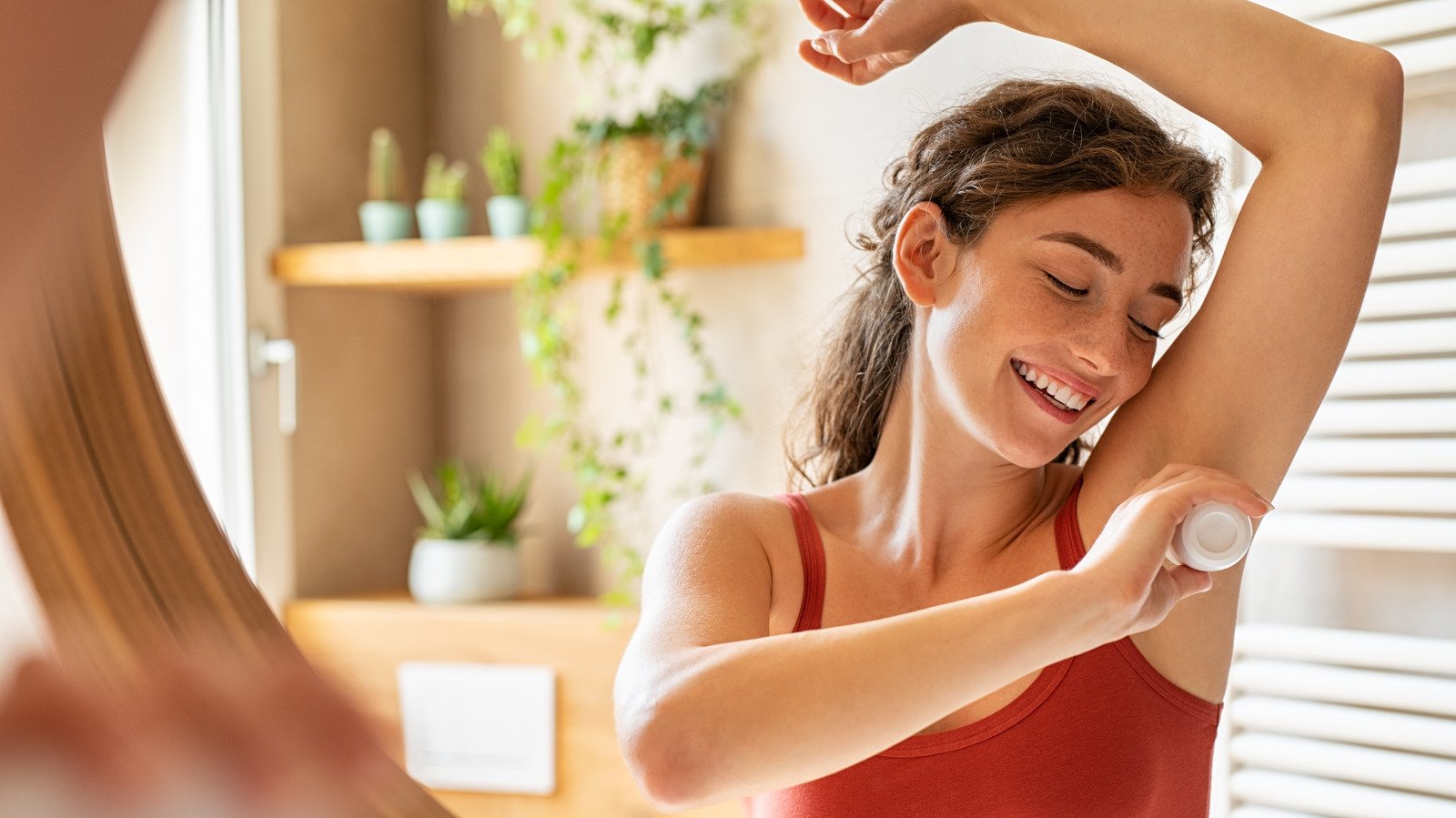 Do Natural Deodorants Really Keep The Stink Away? Here's What To Know - Glam