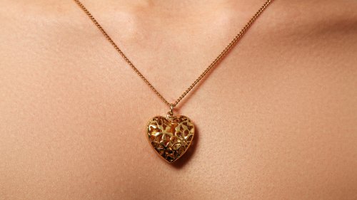 Here's How To Pull Of Romantic Lockets - Glam