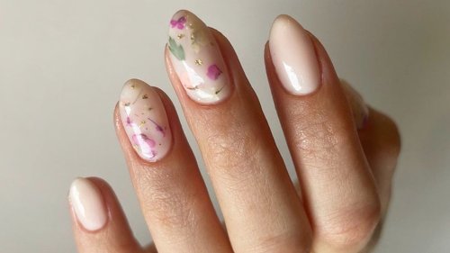 People Are Using Dried Flowers In Their Manicures We're Here For It - Glam
