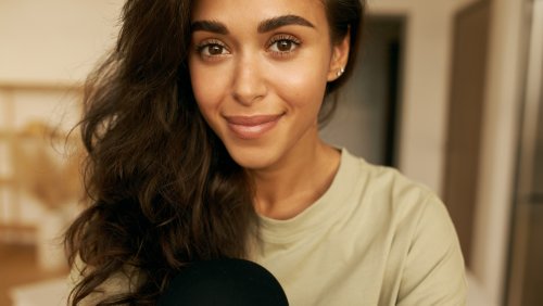 The Scrunchie Method For Heatless Curls Is Perfect For Voluminous Disco Looks - Glam