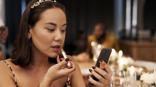 Brown Lipstick Is The Latest '90s Comeback Trend ( It's Pairing Perfectly With Deep Lip Liners) - Glam