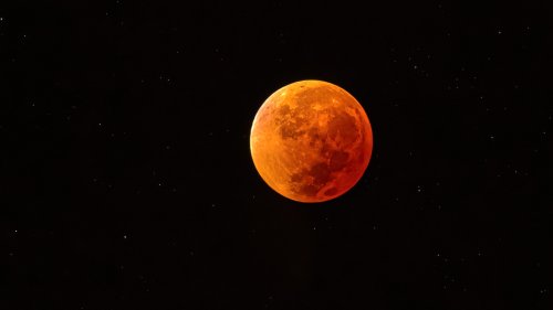 what-does-a-lunar-eclipse-really-mean-in-astrology-glam-flipboard