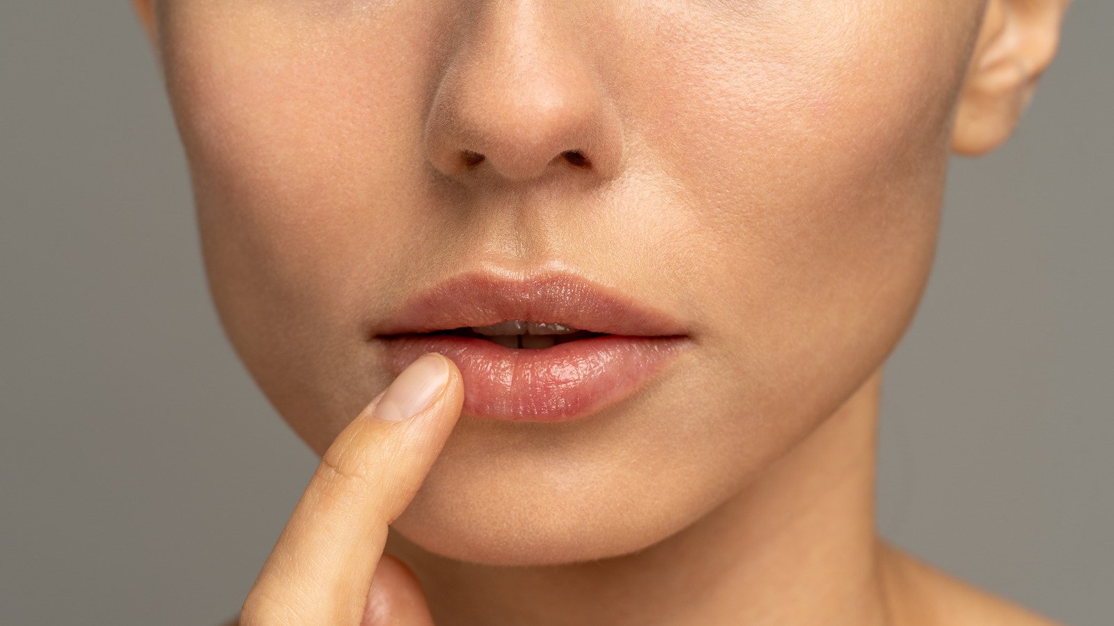 Can You Really Use Olive Oil To Treat Chapped Lips? - Glam