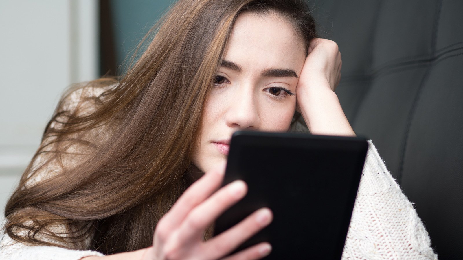 The Fantasy Series Everyone Is Reading On Kindle Right Now