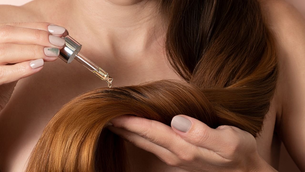How to Use Hair Oil the Right Way, According to Pro Hairstylists
