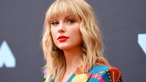 Taylor Swift Reportedly Did Her Own Glam for the 2020 ACM Awards