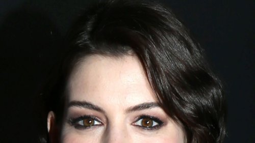 Anne Hathaway Tried a Sexy Smoky Eye Last Night. Here's How it Turned Out