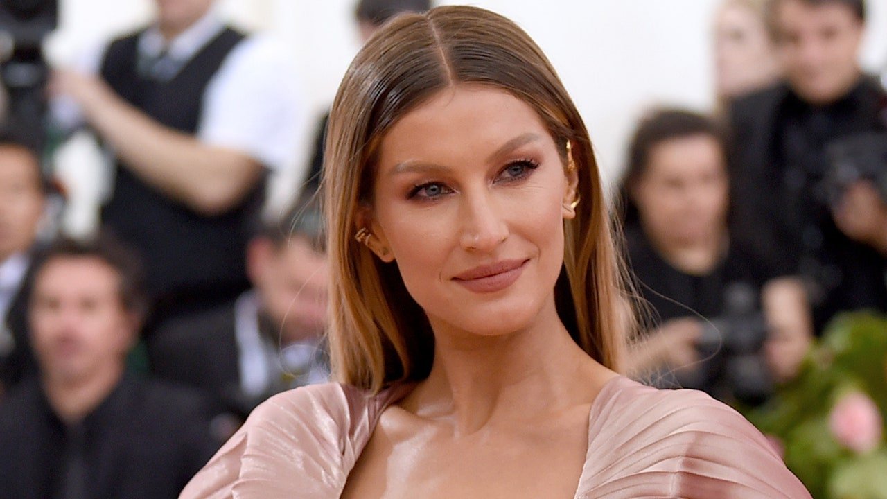 Gisele Bundchen poses topless at first modeling gig after Tom Brady ...