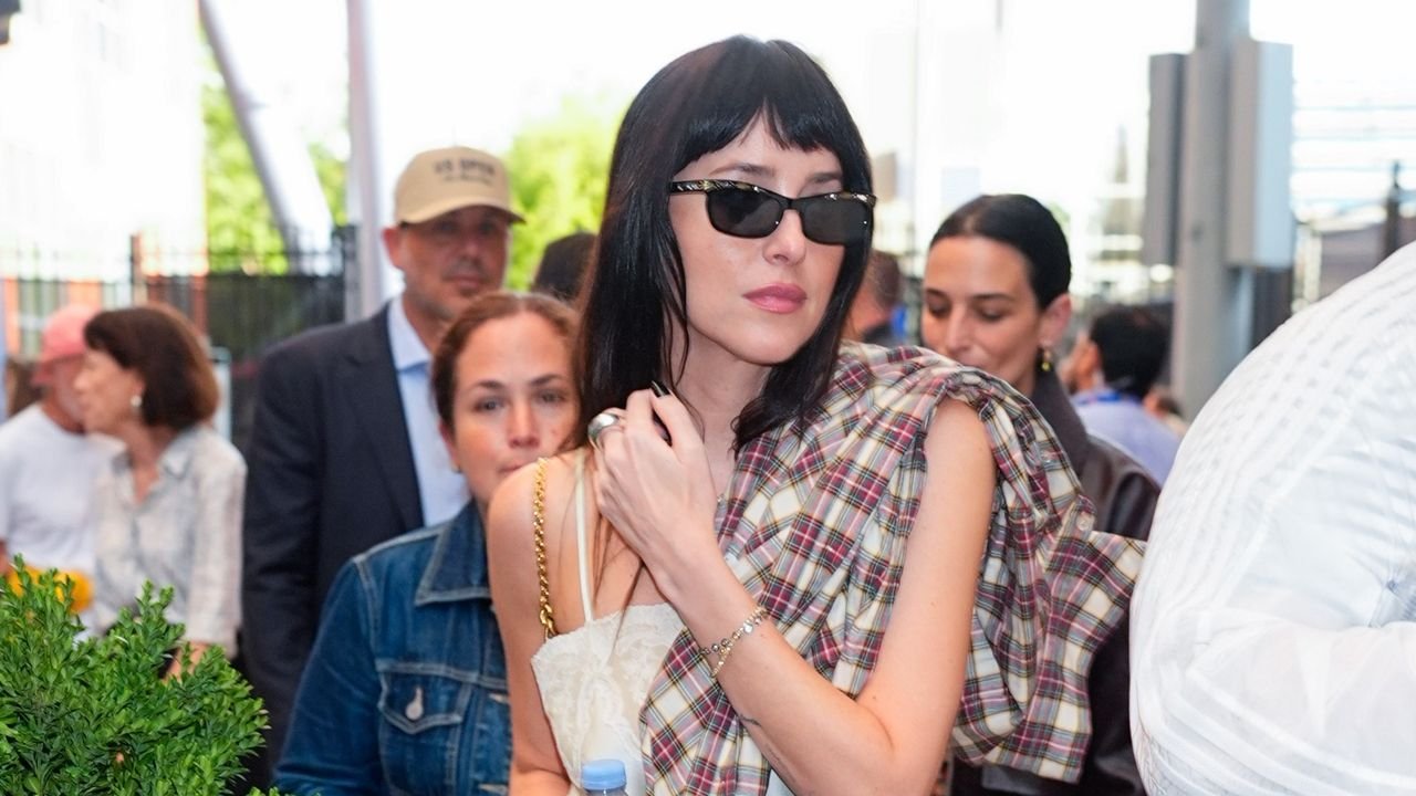 Dakota Johnson Proves Ankle Boots Are Back—and Best With Straight-Leg Jeans
