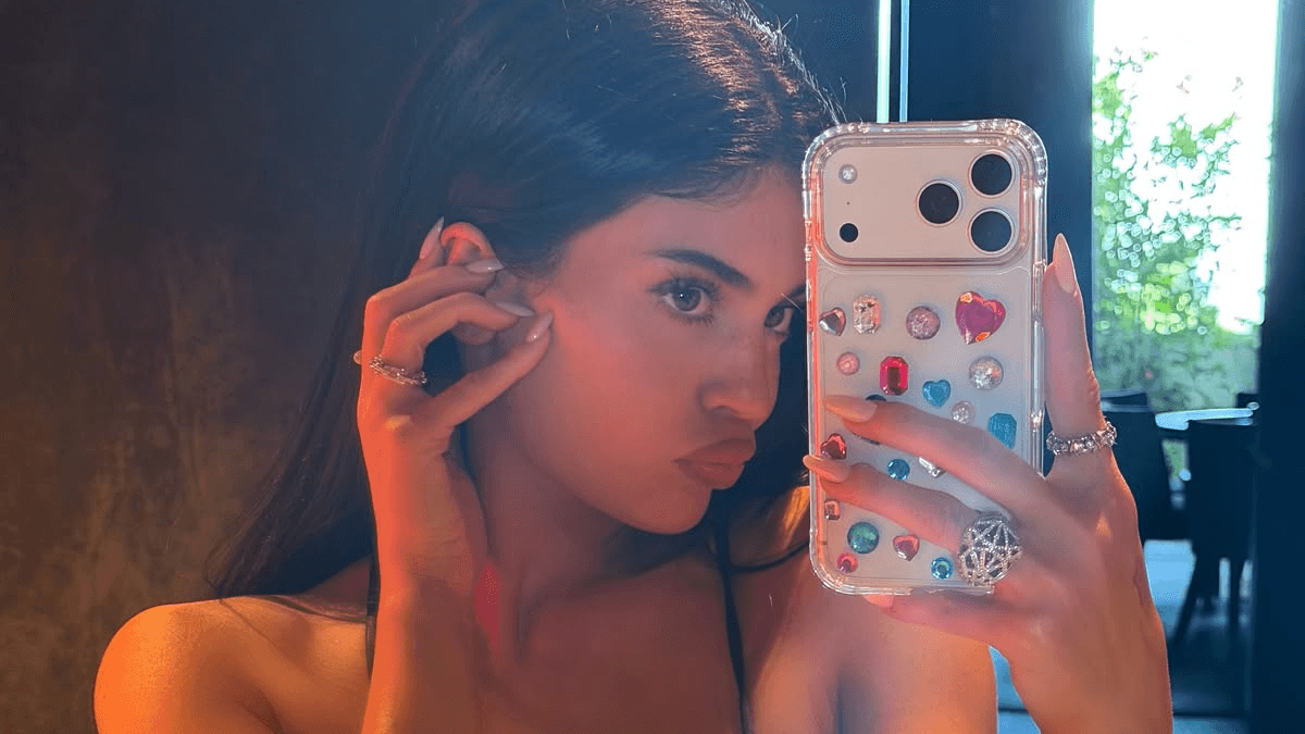 Kylie Jenner's Crystal Princess Nails Should Be Your Next DIY Project