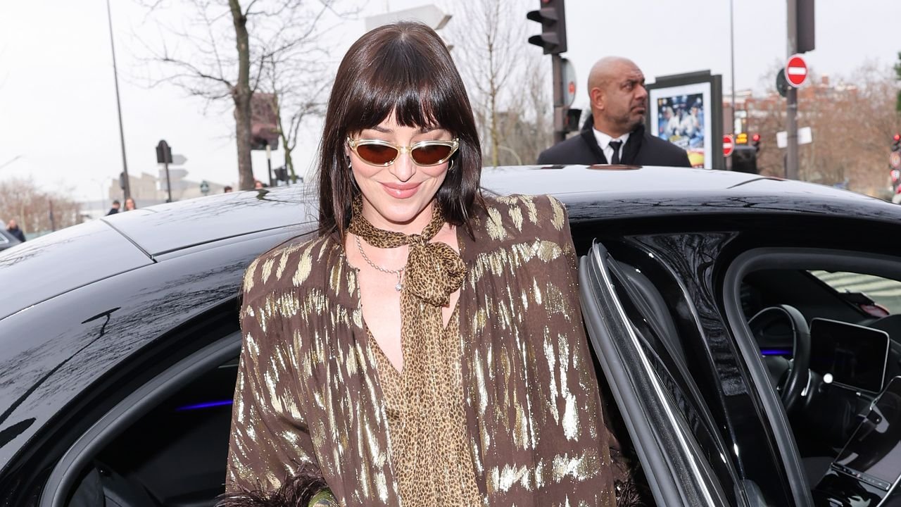 Dakota Johnson Proves the ‘Granny Tote’ Is Fall's Most Versatile Bag Trend