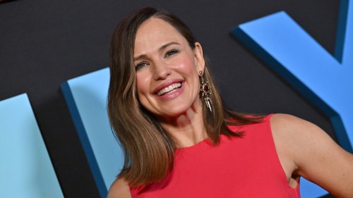 Jennifer Garner Changed From Heels to Sneakers on the Red Carpet to Match Her Flirty Holiday Dress