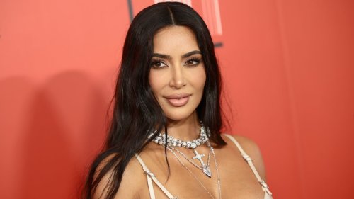 Kim Kardashian trägt einen Buzz Cut – und wir hätten sie mit dem radikalen Kurzhaarschnitt kaum wiedererkannt