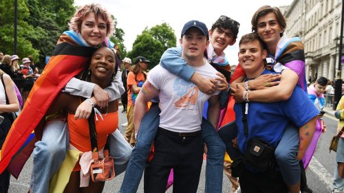 “Heartstopper”-Cast bei der London Pride: So cool zeigten sie den homophoben Demonstrant:innen den Finger