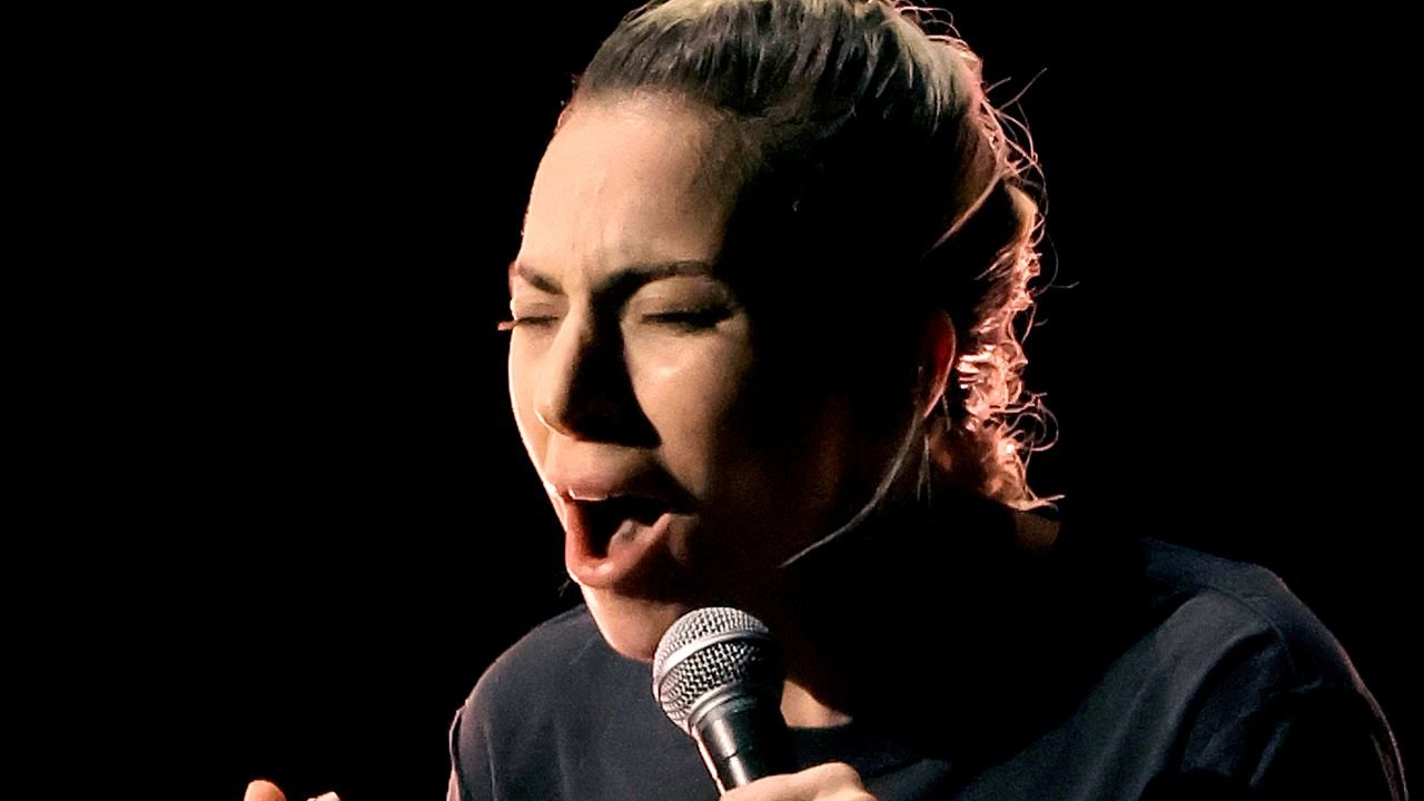Lady Gaga ungeschminkt bei den Oscars 2023: Die Sängerin überrascht mit extremer Verwandlung und performt ohne Make-up
