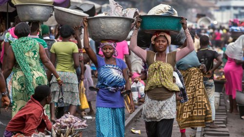 Globaler Secondhand-Handel: Wieso er neben der Umwelt auch die Gesundheit von Frauen zerstört