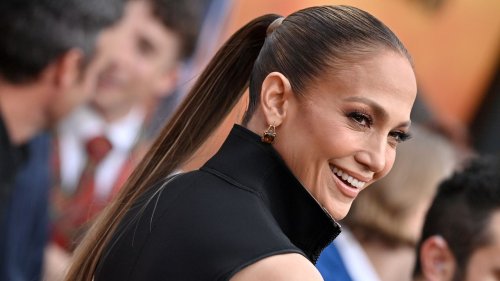 Jennifer Lopez’ “Cherry Blossom”-Nails sind die perfekte Pastell-Maniküre für alle Minimalist:innen – und so easy nachgemacht
