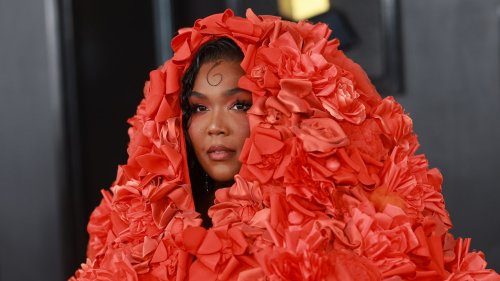 Lizzo: Ihre “3D Flower”-Maniküre bei den Grammys 2023 war unglaublich luxuriös