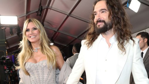 Heidi Klum setzt bei den Grammys 2025 auf angesagte “Monochrome Manicure”-Nägel – so einfach lässt sich der Trend nachmachen