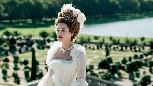 “Marie-Antoinette”: Die Serie, die perfekt für “Bridgerton”-Fans ist, hat endlich einen deutschen Starttermin!